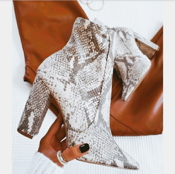 🆕️The New York//grey snake print boot - Picture 4 of 8